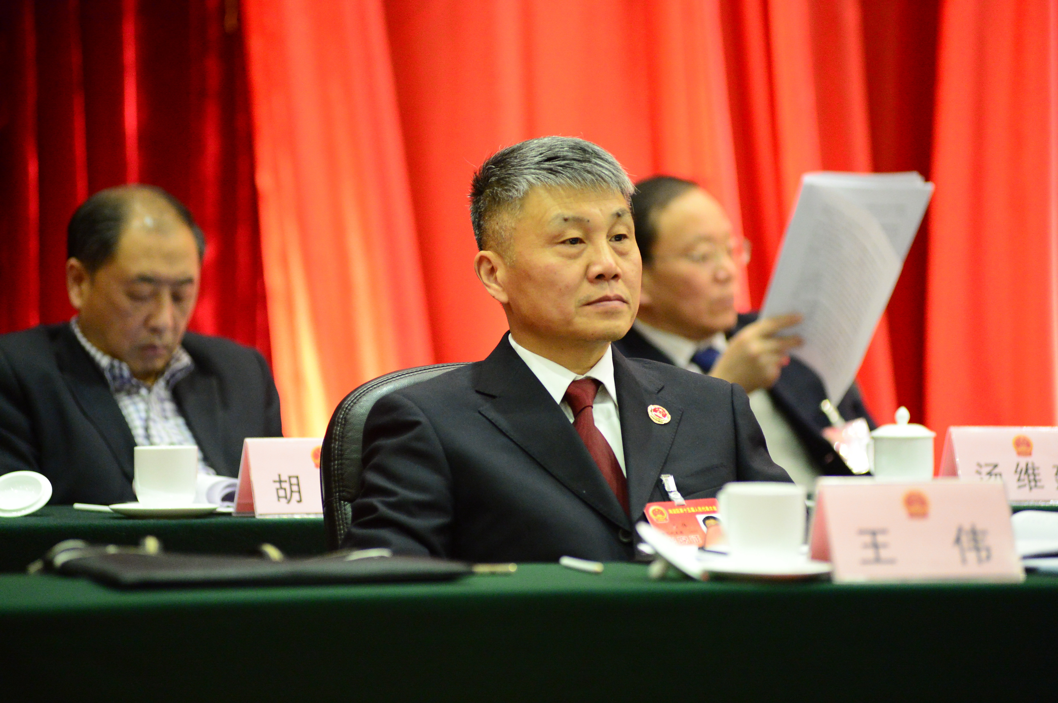 王伟检察长代表我院向海淀区第十五届人民代表大会第六次会议报告工作