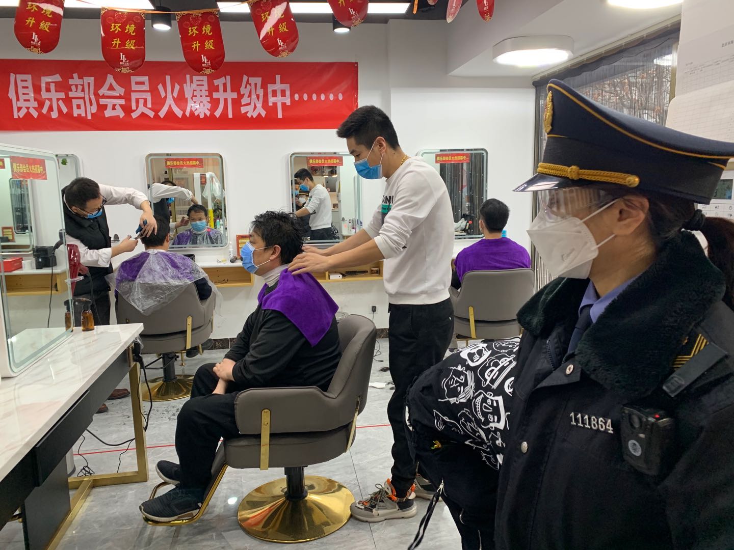 海淀卫生监督：继续开展辖区内美发场所疫情期复工监督指导3.jpg