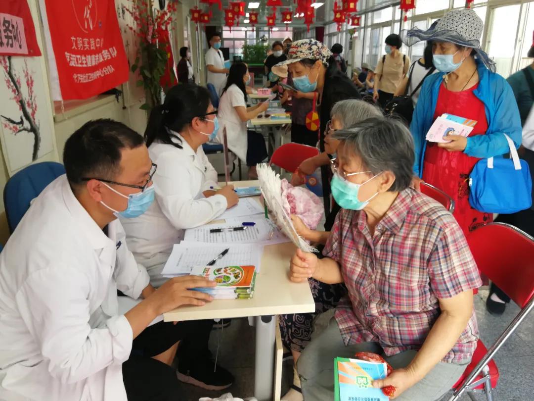北下关街道大柳树社区文明实践站联合北下关社区卫生服务中心开展“爱的芳香 情浓端午”义诊服务活动。.jpg