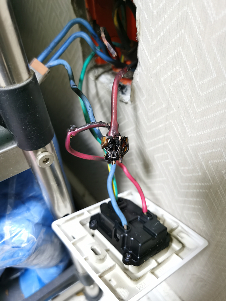 4、发生短路插座_副本.jpg