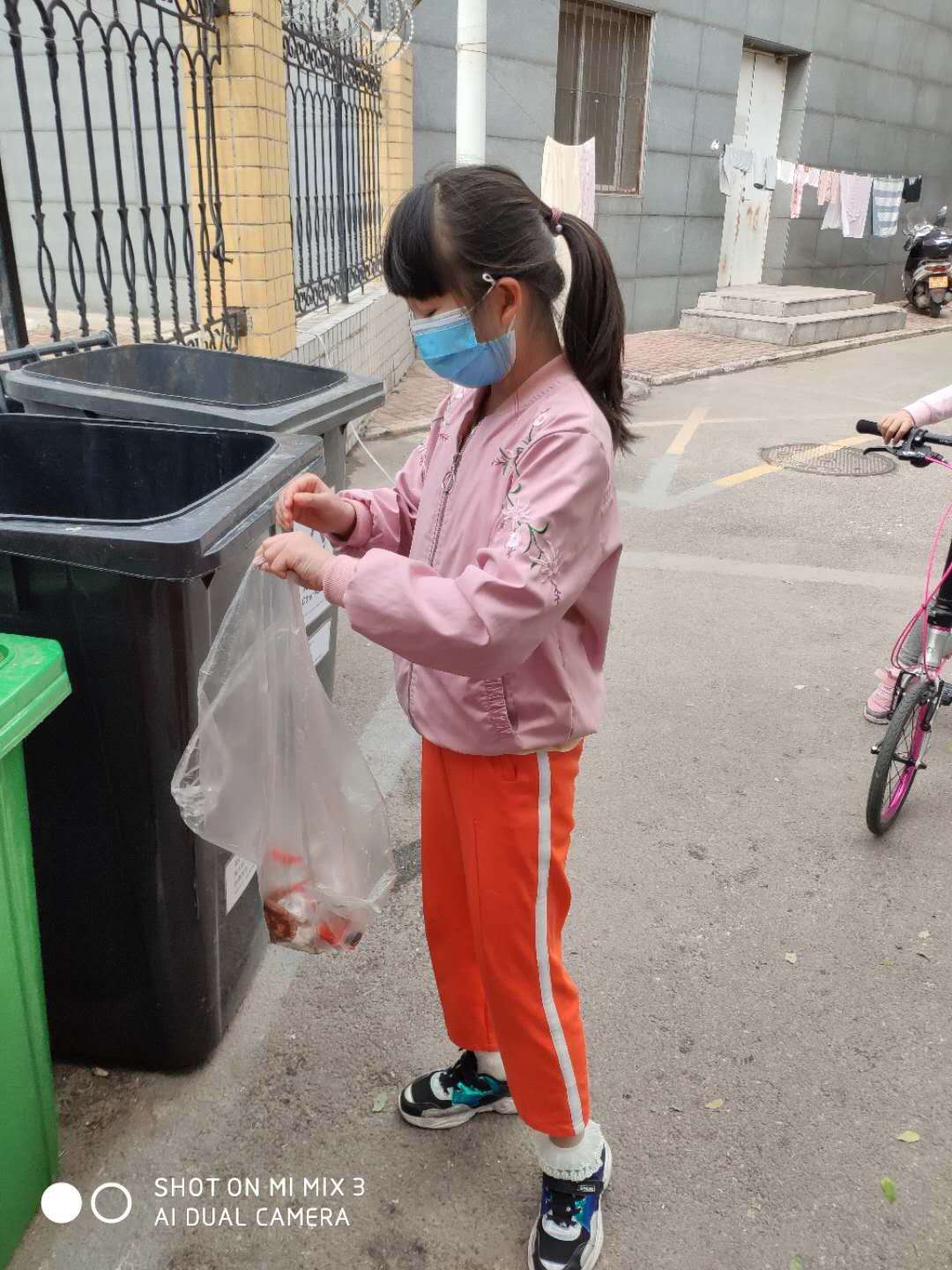 35+2020年5月+清河街道+海清园社区燕清园小区+垃圾分类从小做起活动.jpg